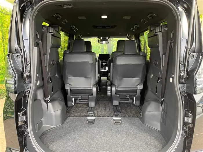 Toyota Voxy 2025 — миниатюра 2