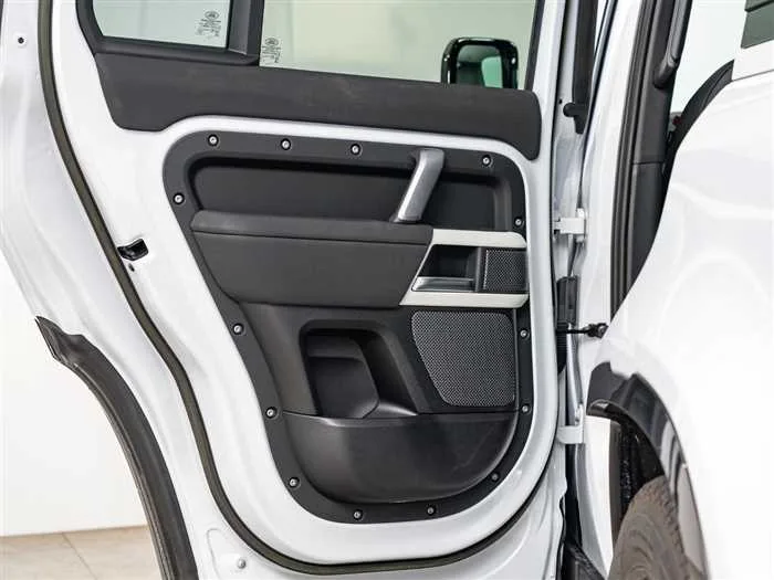 Land Rover Defender 2023 — миниатюра 4