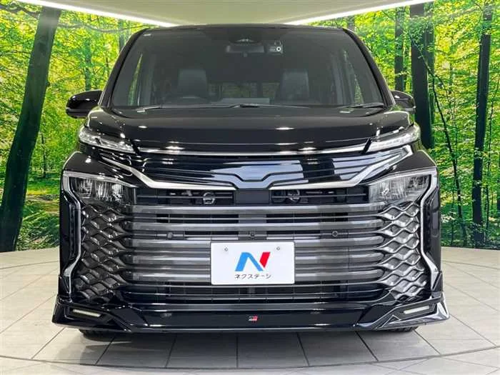 Toyota Voxy 2023 — миниатюра 2