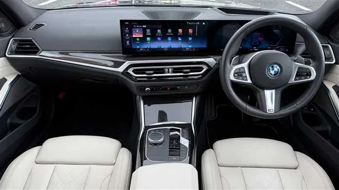 BMW 3 Series 330e M 2024 — миниатюра 2