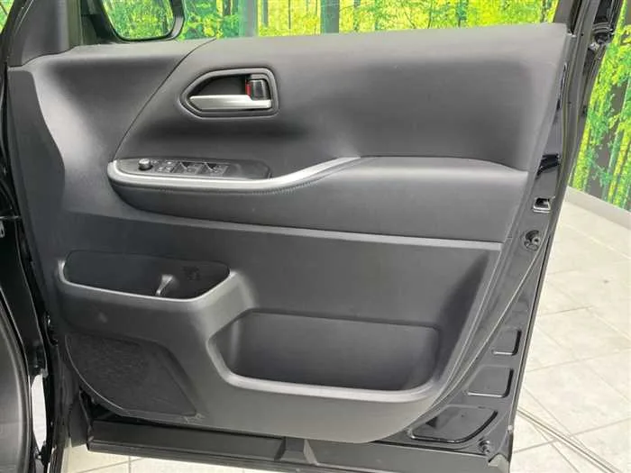 Toyota Voxy 2022 — миниатюра 2