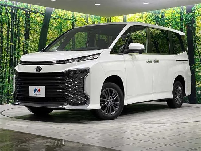 Toyota Voxy 2022 — фото 1, купить с доставкой в Москву