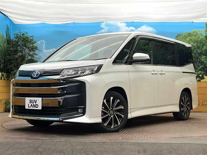 Toyota Noah 2022 — фото 1, купить с доставкой в Москву