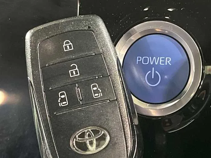 Toyota Voxy 2022 — миниатюра 2