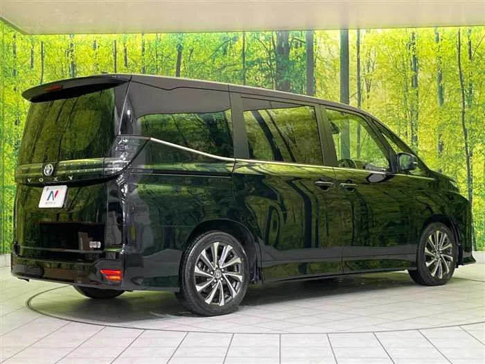 Toyota Voxy 2022 — миниатюра 3