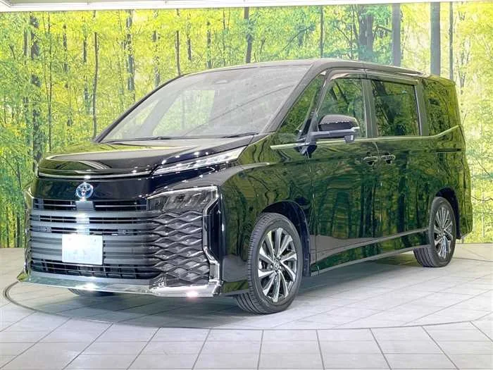 Toyota Voxy 2023 — миниатюра 2