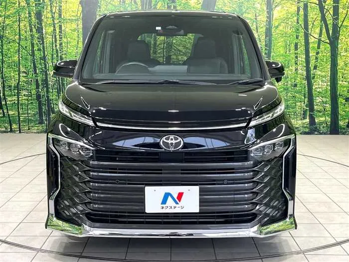 Toyota Voxy 2023 — миниатюра 2