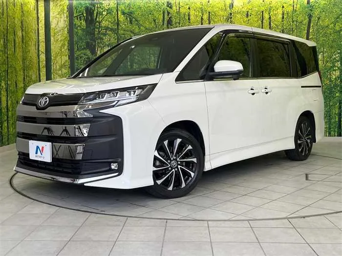Toyota Noah 2023 — фото 1, купить с доставкой в Москву