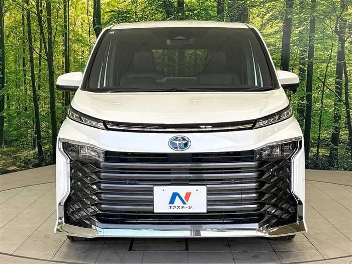 Toyota Voxy 2022 — миниатюра 2