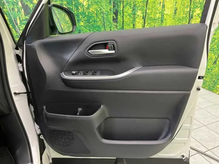Toyota Voxy 2022 — миниатюра 2