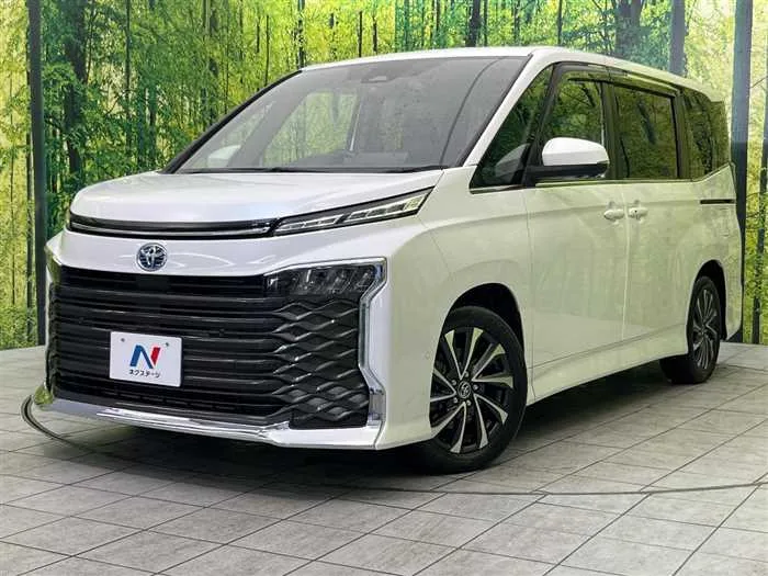 Toyota Voxy 2022 — фото 1, купить с доставкой в Москву