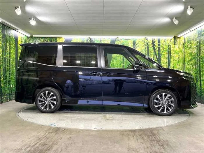 Toyota Voxy 2023 — миниатюра 3