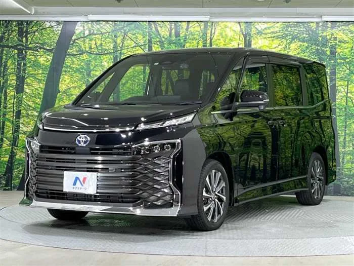 Toyota Voxy 2023 — миниатюра 2