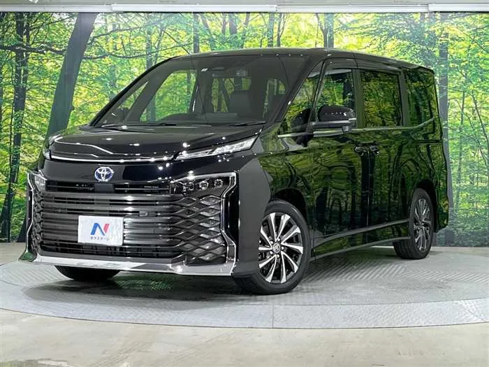 Toyota Voxy 2023 — фото 1, купить с доставкой в Москву