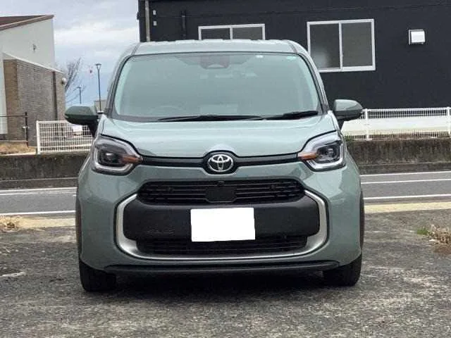 Toyota Sienta 2023 — фото 1, купить с доставкой в Москву